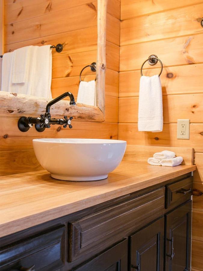 Farmhouse Suites By Amish Country Lodging Миллерсберг Экстерьер фото